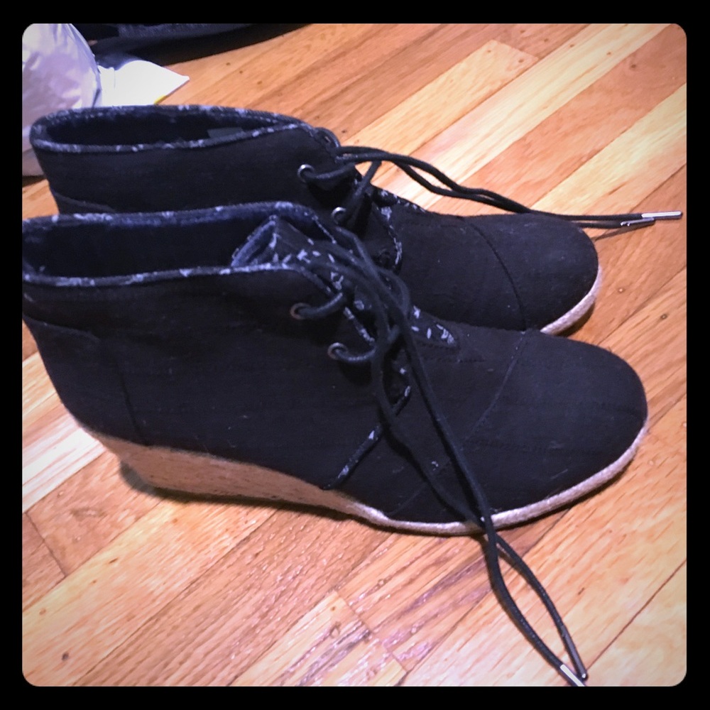 Toms never worn shoes